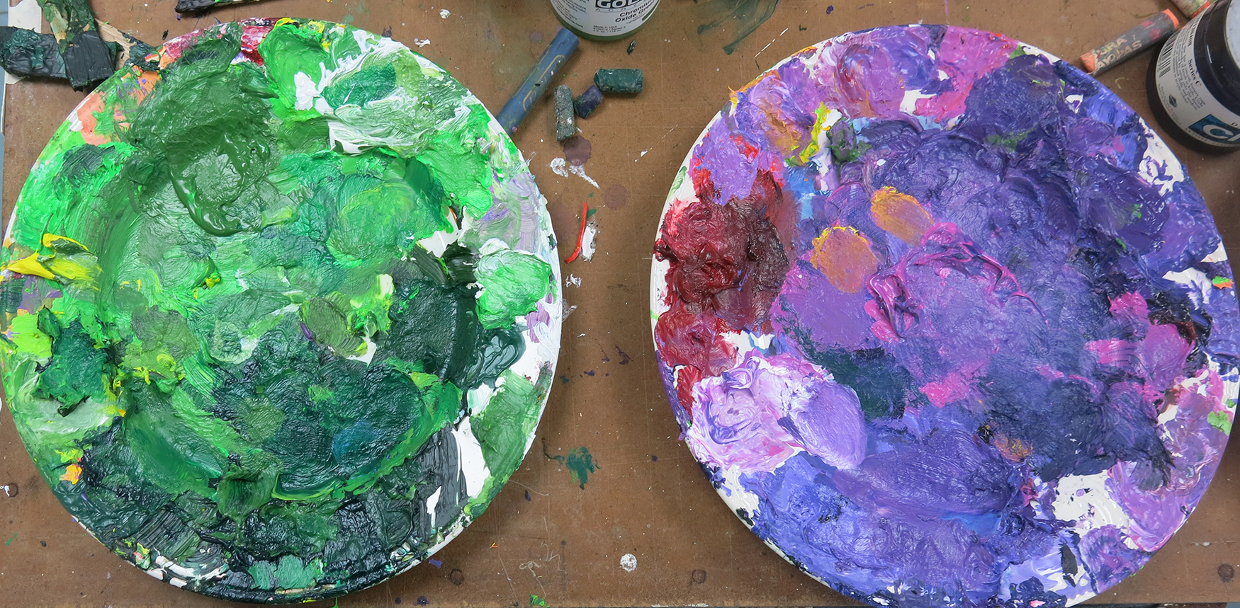 An advantagfe of acrylic is that the palettes can be returned easily to pristine white dinner plates again...